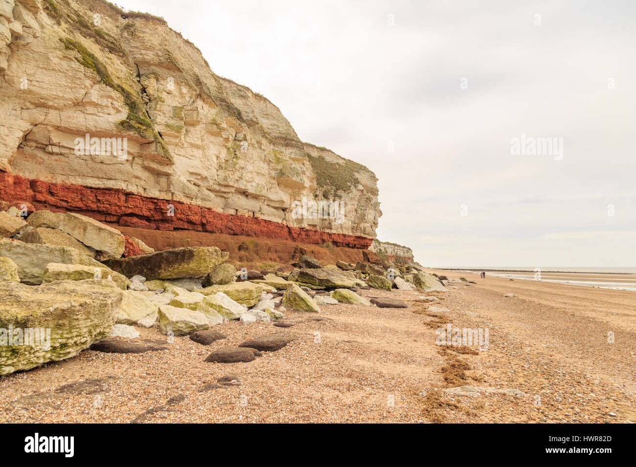 Hunstanton, Inghilterra - marzo 10: bianco gesso e pietra arenaria rossa geological scogliera formazione a Hunstanton, Norfolk, Inghilterra. Immagine hdr. in hunstanto Foto Stock