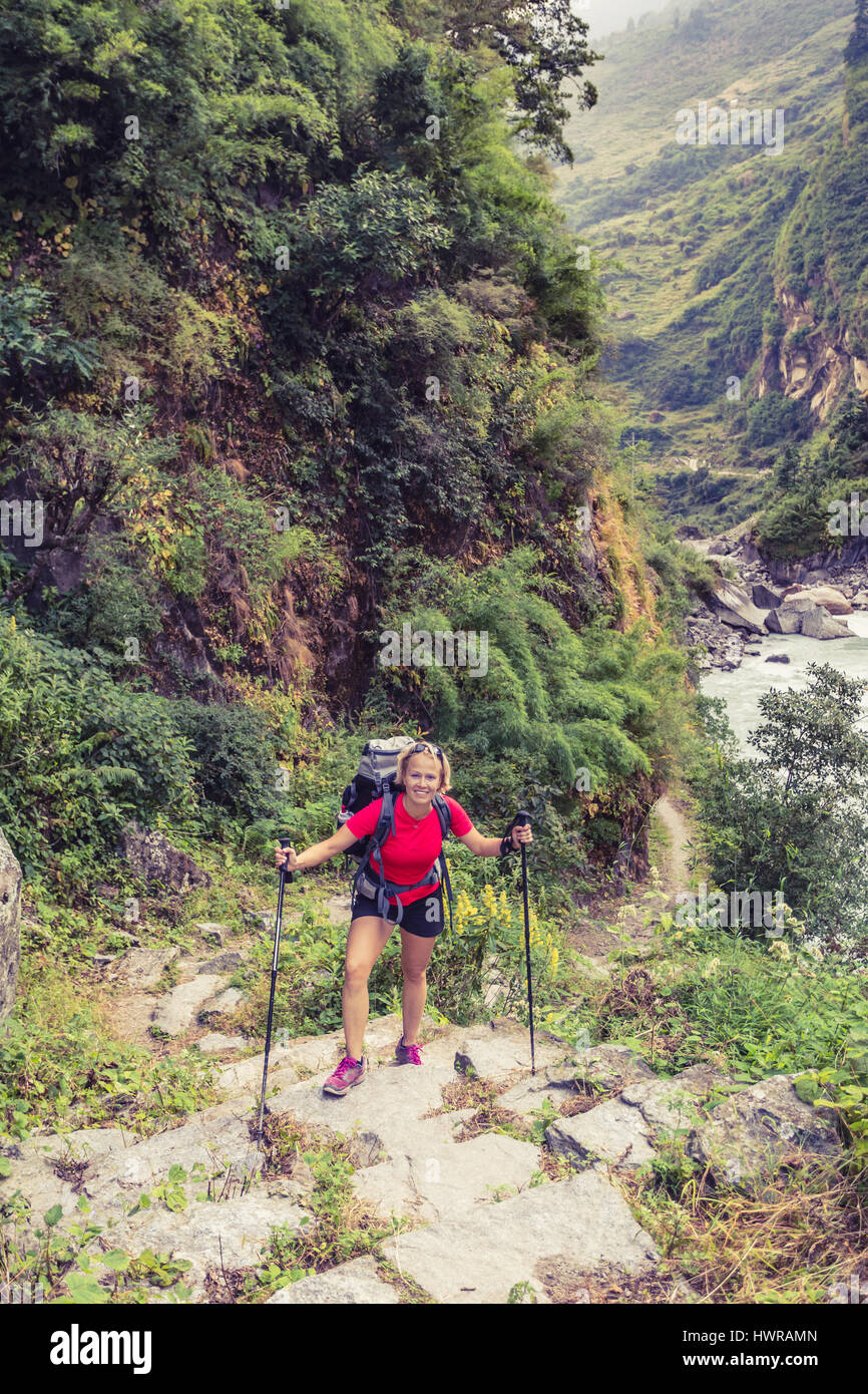 Femmina arrampicata backpacker con zaino in Himalaya, Nepal. Trekking ed escursionismo con zaino in alta montagna. Annapurna Himal Gamma sull Annapurna Foto Stock