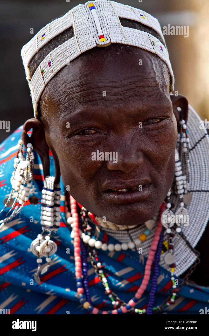 Maasai vecchia donna in abiti tradizionali Foto Stock