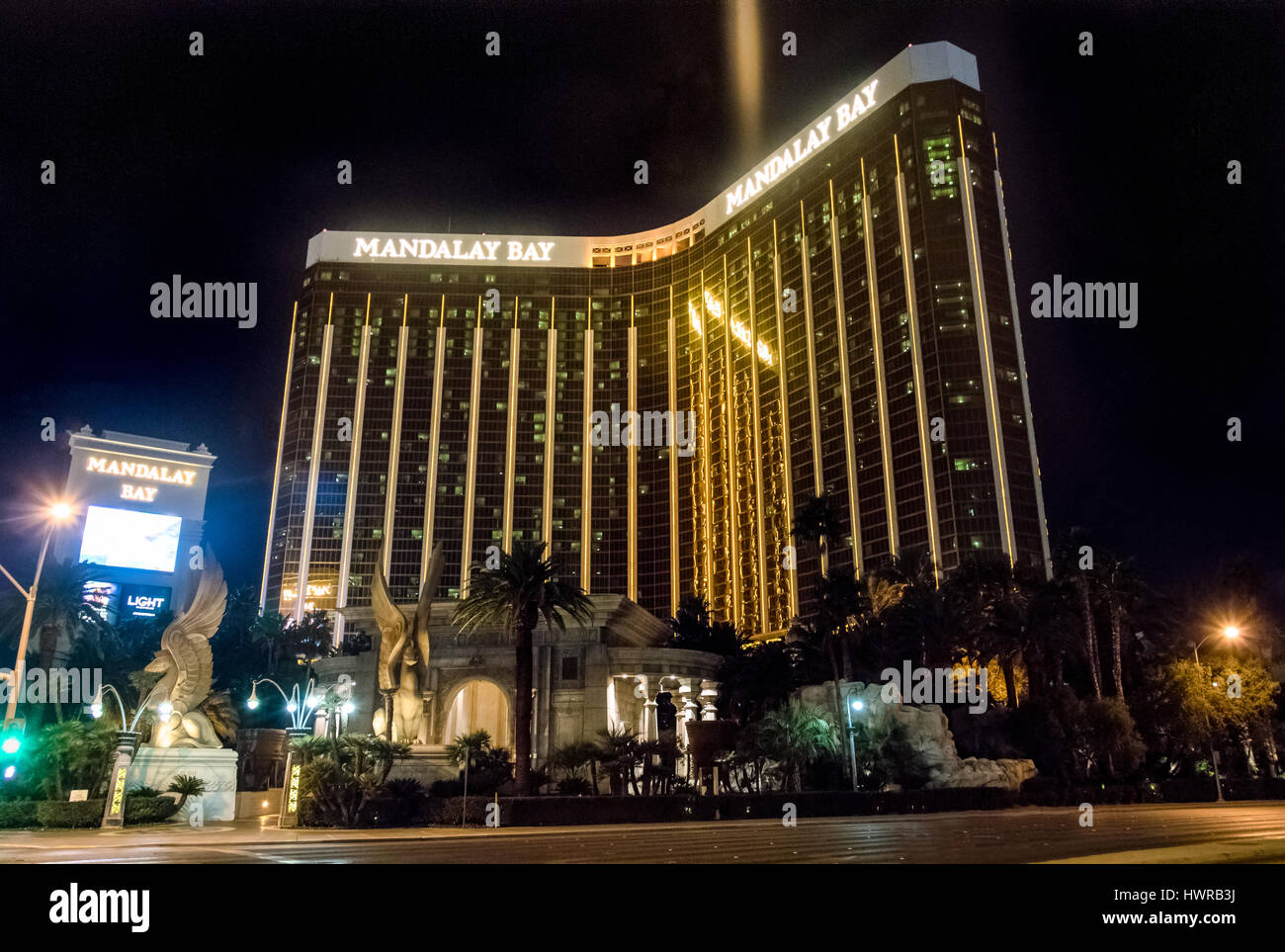Mandalay Bay Hotel e Casino di notte - Las Vegas, Nevada, STATI UNITI D'AMERICA Foto Stock