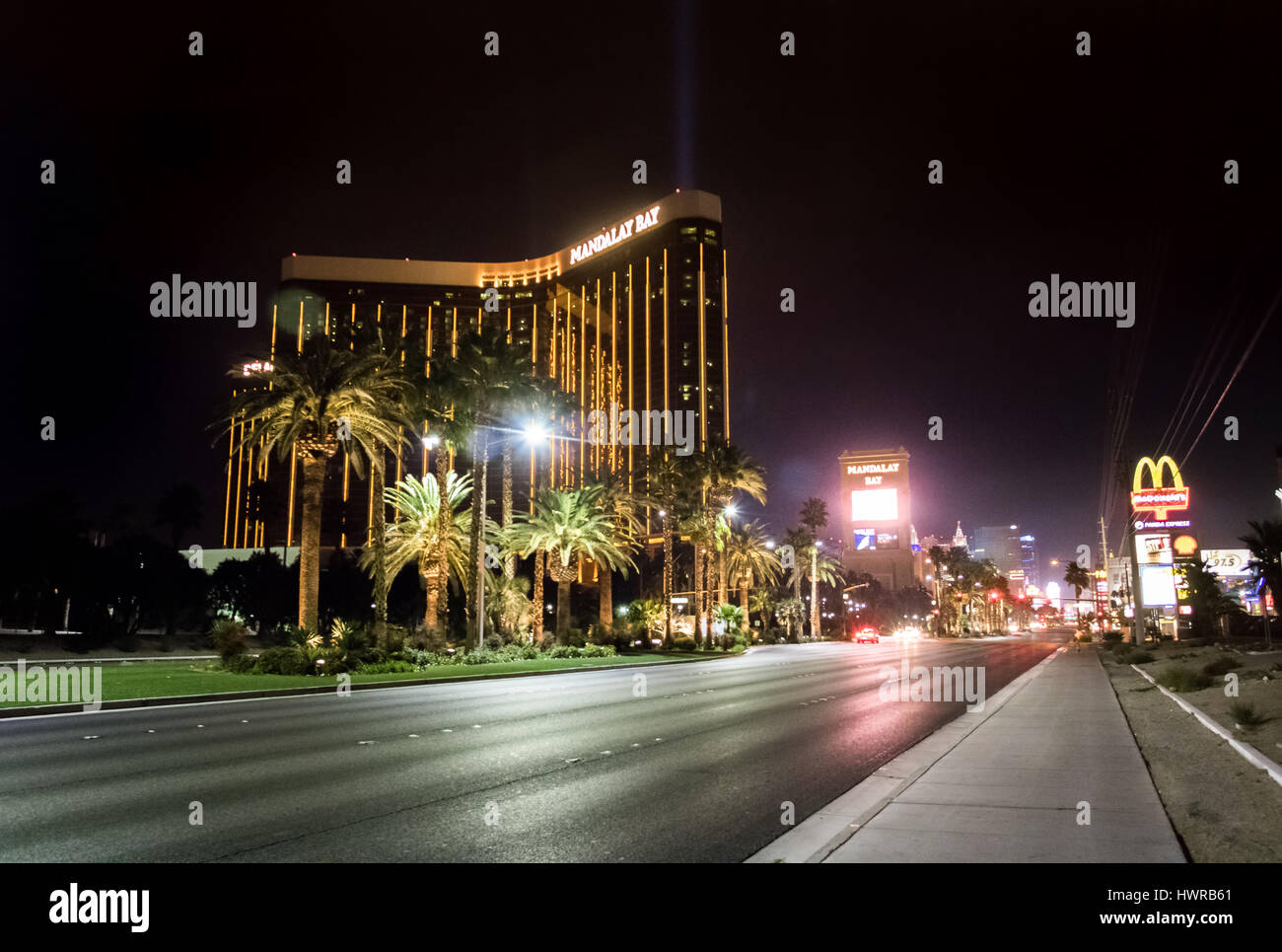 La striscia e Mandalay Bay Hotel e Casino di notte - Las Vegas, Nevada, STATI UNITI D'AMERICA Foto Stock
