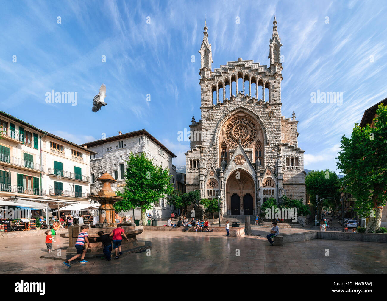 Soller, Mallorca, Spagna - 26 Maggio 2016: vista panoramica di un centro di Soller con Sant Bartomeu chiesa in Placa de sa Constitucio, Maiorca. Foto Stock