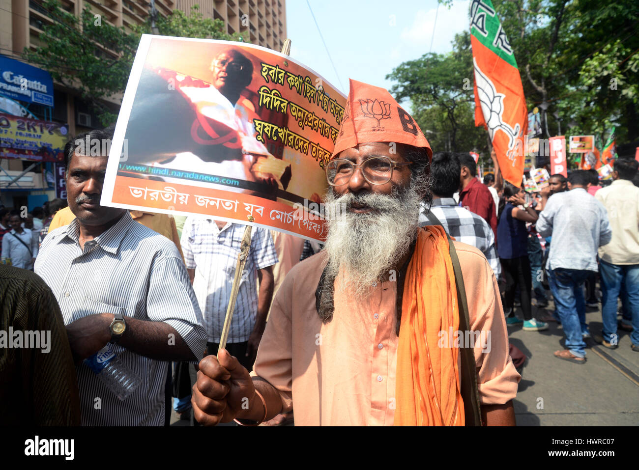 Kolkata, India. 22 Mar, 2017. BJP lavoratore raccolse con targhetta arresto esigente di tainted ministro e leader. Bharatiya Janta Party, Bengala Occidentale ha organizzato un raduno in Kolkata sulla questione Narada e chiesto dimissioni del Bengala Occidentale Chief Minister. Il rally inizia dalla piazza College mentre marciando verso la casa del governatore BJP attivista rompere due barricate dopo che la polizia a fermarli. Credito: Saikat Paolo/Pacific Press/Alamy Live News Foto Stock