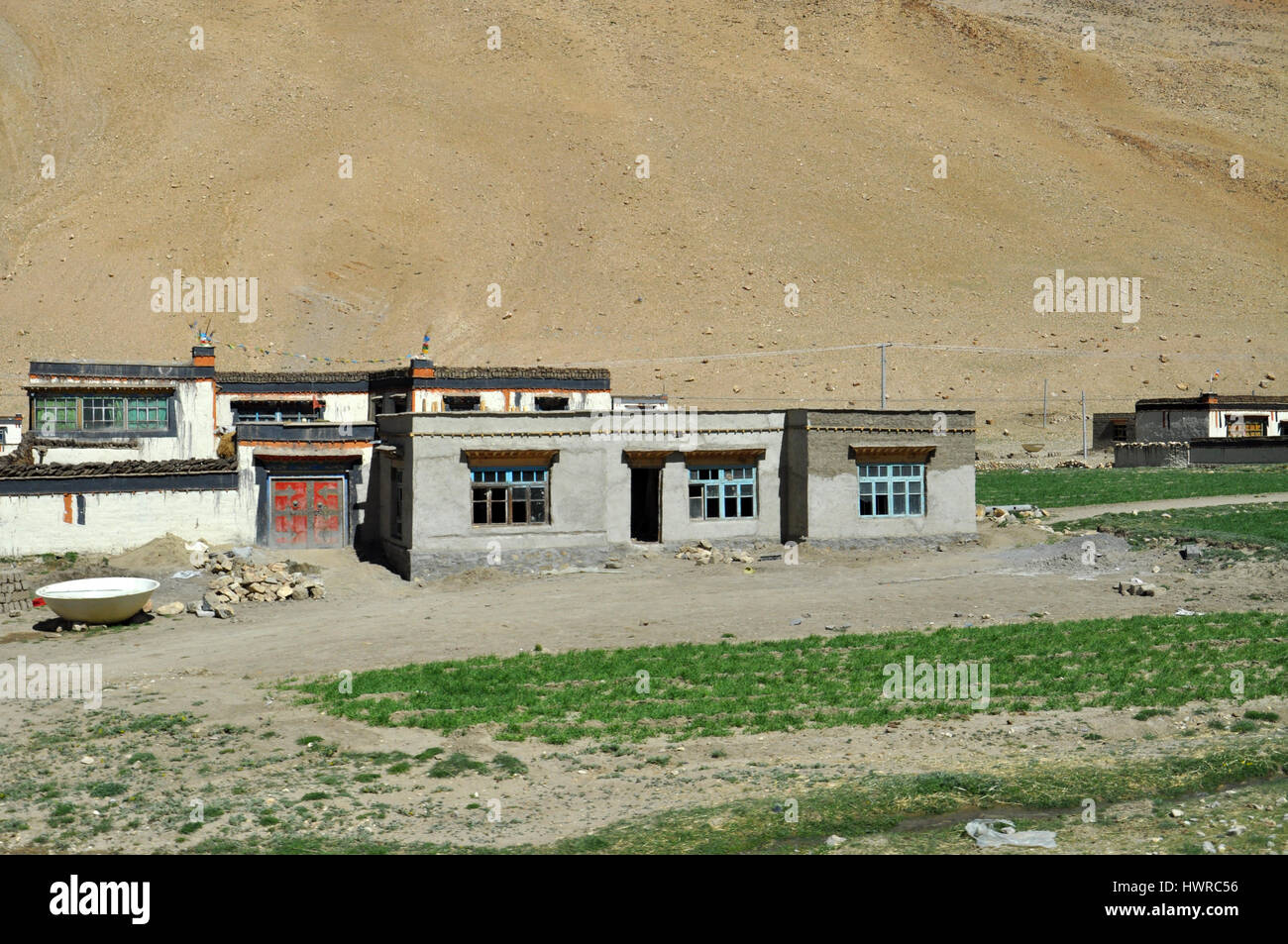 Tradizionale Tibetana di casa in un piccolo villaggio tibetano in Himalaya in Tibet Foto Stock