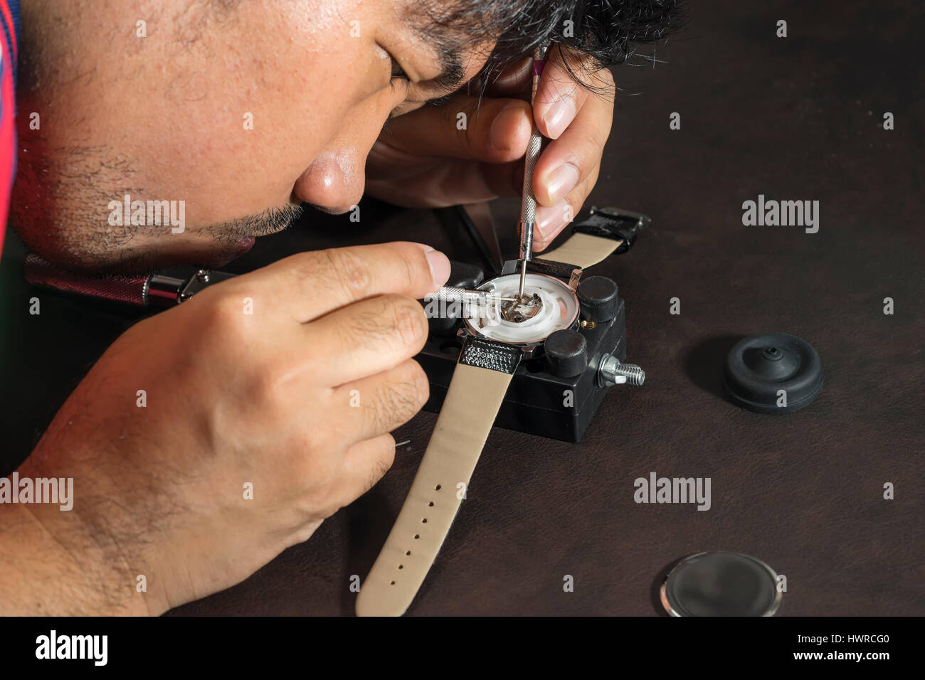 Orologiaio di tentare la riparazione di guardare con i suoi strumenti - possono essere utilizzate per la visualizzazione o il montaggio sui prodotti Foto Stock