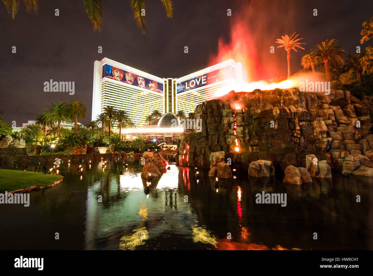 Mirage Hotel e Casino' eruzione del vulcano mostra di notte - Las Vegas, Nevada, STATI UNITI D'AMERICA Foto Stock