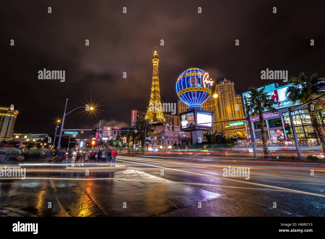 Las Vegas Strip e Paris Hotel Casino di notte - Las Vegas, Nevada, STATI UNITI D'AMERICA Foto Stock