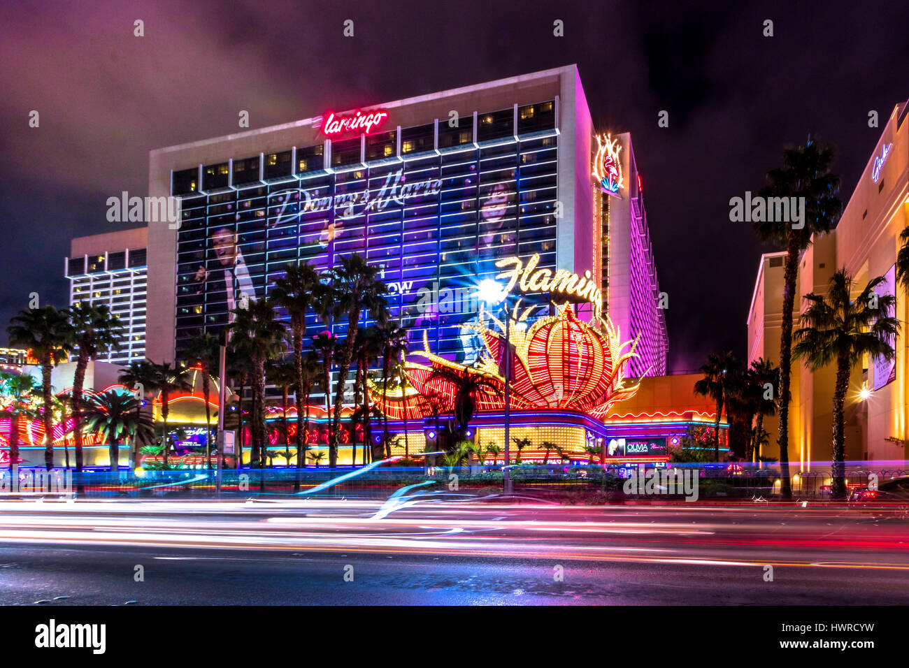 Las Vegas Strip e Flamingo Hotel Casino di notte - Las Vegas, Nevada, STATI UNITI D'AMERICA Foto Stock