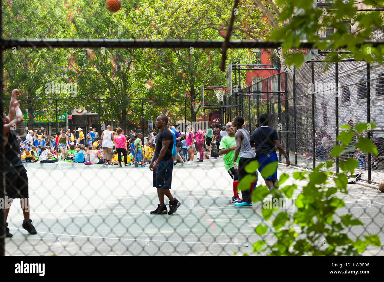 La città di New York, Stati Uniti d'America - Luglio 07, 2015: giovani americani Africani in azione giocando a basket in strada vicino a China Town District di Manhattan. Foto Stock