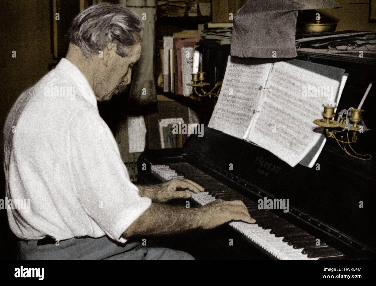 Albert Schweitzer suonare il pianoforte presso ospedale, Lambarene, Heidenheim, Agosto 1956. Alsaziano francese filosofo, teologo, missionaria, organista, medico e filantropo - Premio Nobel per la Pace nel 1952. 14 Gennaio 1875 - 4 settembre 1965. Foto di Erica Anderson. Foto Stock