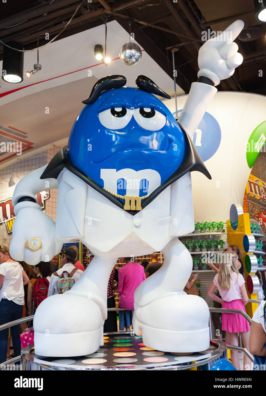 La città di New York, Stati Uniti d'America - Luglio 08, 2015: M&M mondo store in Times Square. M&M's colpisce una posa a la John Travolta il personaggio del film sabato Nig Foto Stock