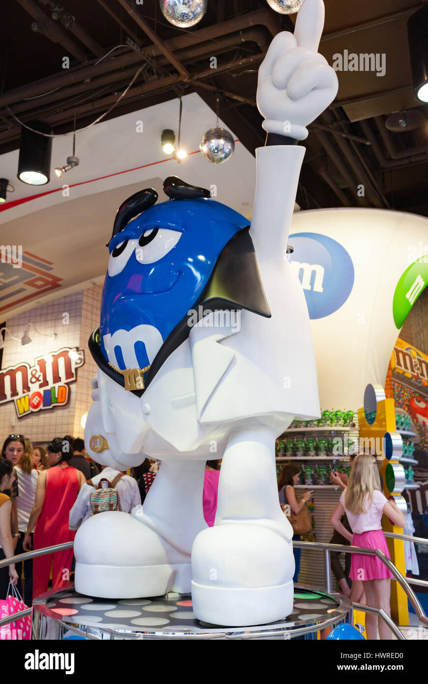 La città di New York, Stati Uniti d'America - Luglio 08, 2015: M&M mondo store in Times Square. M&M's colpisce una posa a la John Travolta il personaggio del film sabato Nig Foto Stock