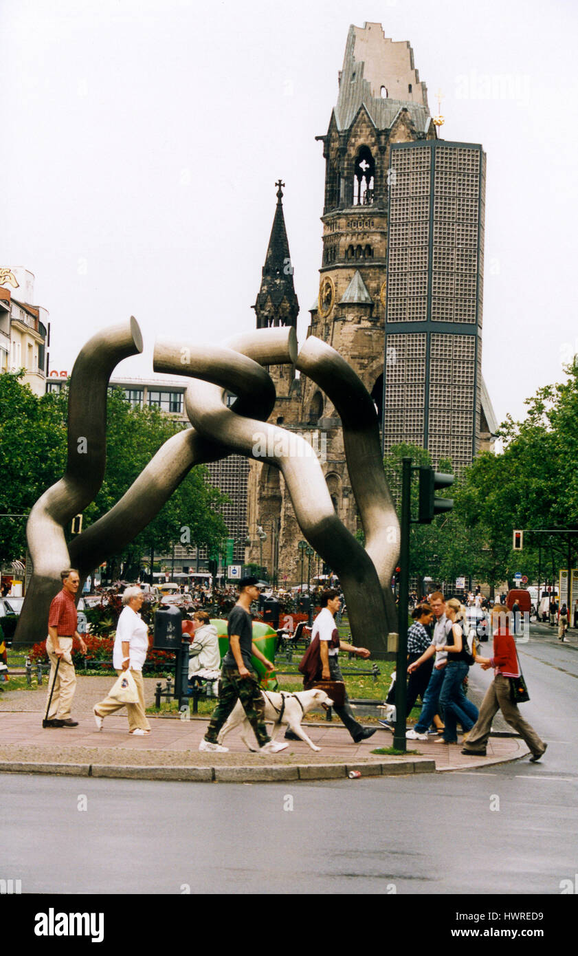 BERLIN Tauentzienstrassse con la scultura Berlino dal 750 Anni giubileo 1987 di Brigitte o Martin Matschinsky-Denninghoff e la torre dell orologio un Foto Stock