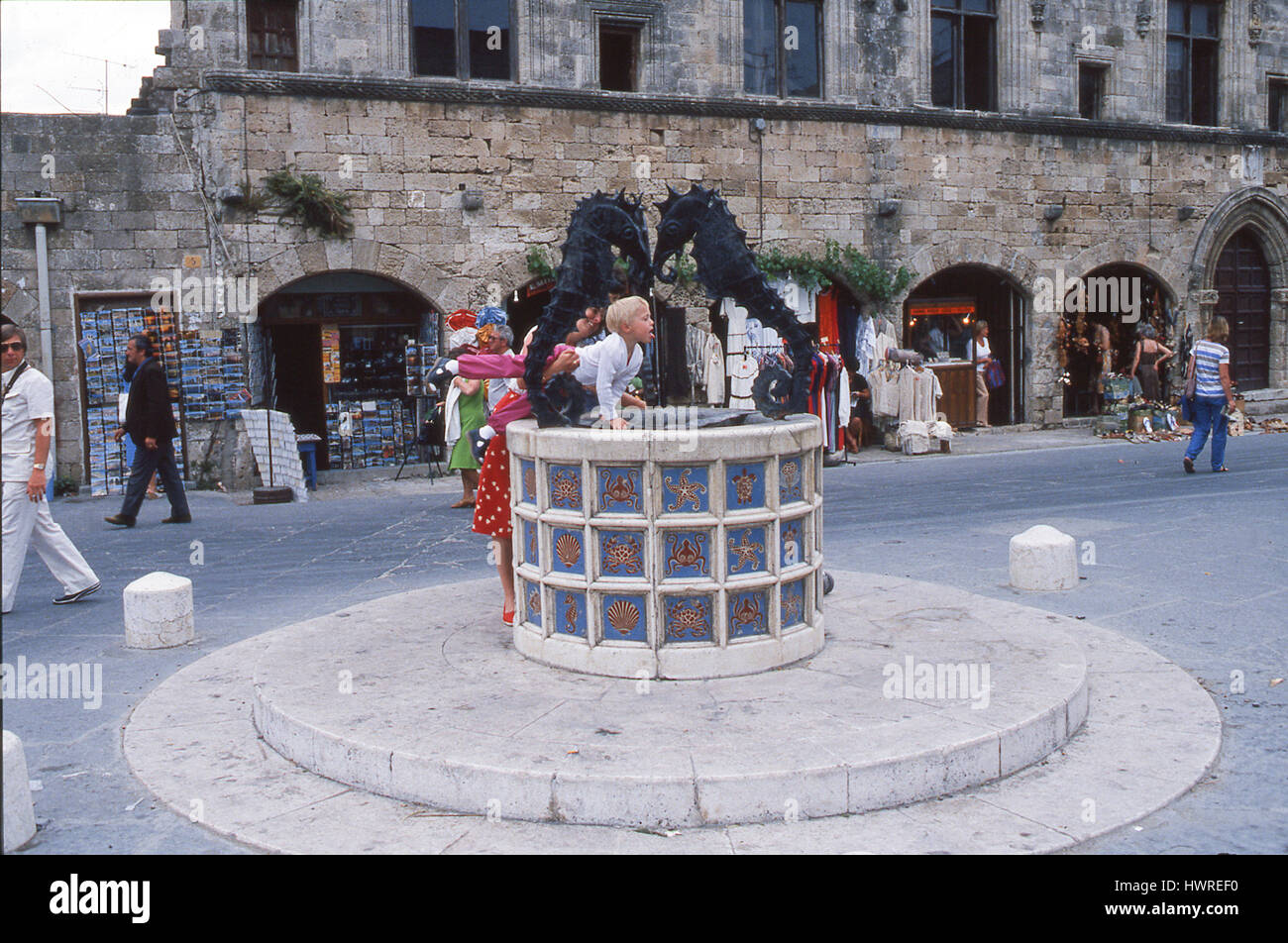 Creta Grecia giovane ragazzo cercando di bere acqua presso la fontana della piazza 2010 Foto Stock