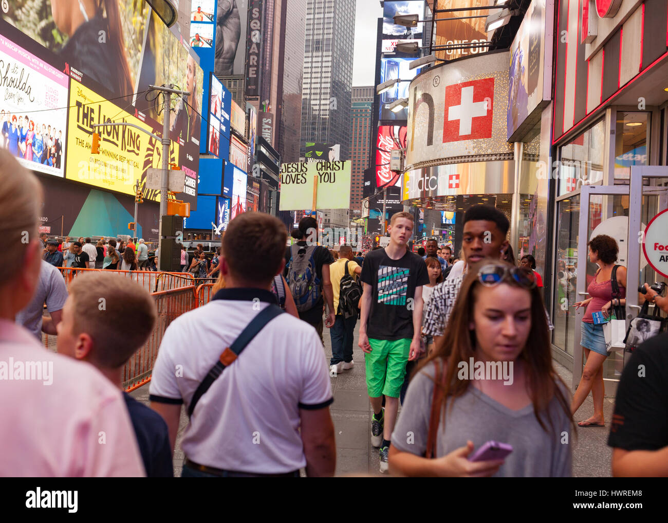 La città di New York, Stati Uniti d'America - Luglio 19, 2015: uomo che porta un cartello che recita "Convertitevi Gesù vi ama" in Times Square Foto Stock