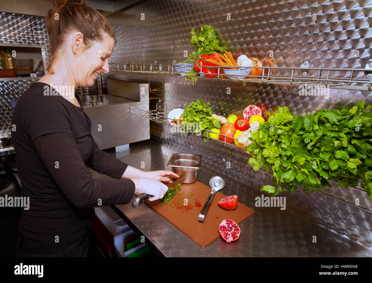 La donna per la cottura del cibo vegetariano, REGNO UNITO Foto Stock