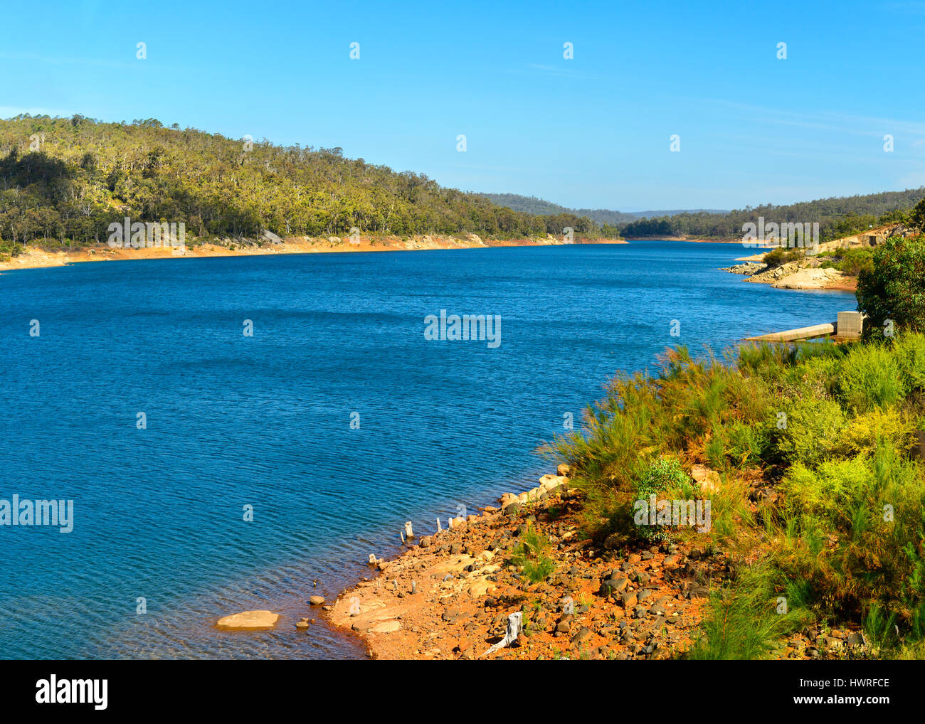 Serbatoio, lago artificiale - Mundaring Weir, Lago C.Y.O'Connor, la fornitura di acqua potabile, Mundaring, area Perth, Western Australia, Australia Foto Stock