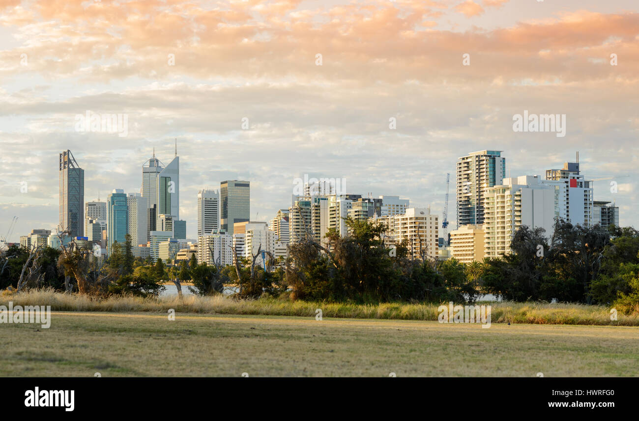 La città di Perth Skyline di sera, Australia occidentale, Australia Foto Stock