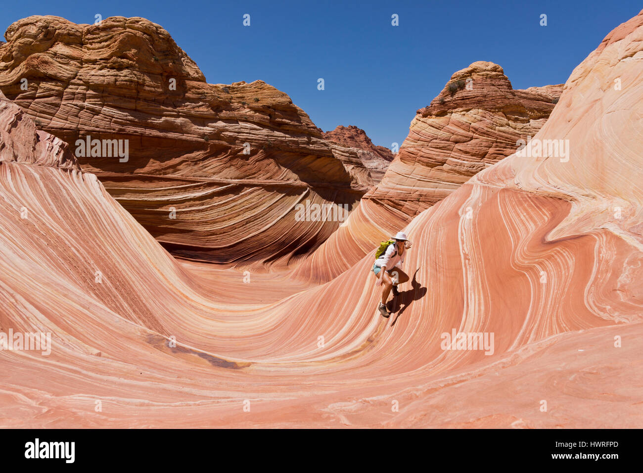 Donna Navigare in onda il Coyote Butte Foto Stock