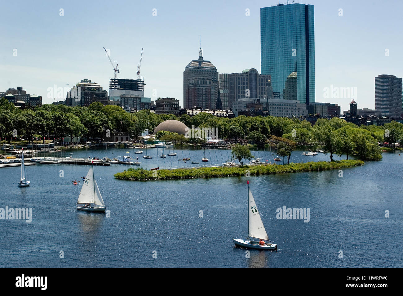 Boston's Back Bay di edifici e la laguna di Esplanade dal Longfellow Bridge, Boston, Massachusetts Foto Stock