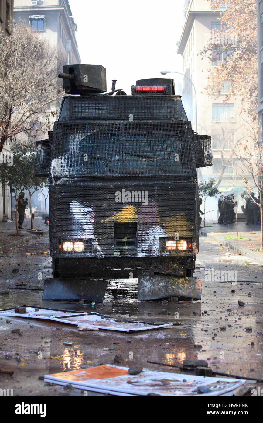 Polizia cilena cannone ad acqua sulla strada durante uno sciopero degli studenti in Santiago's Downtown, Cile. Foto Stock