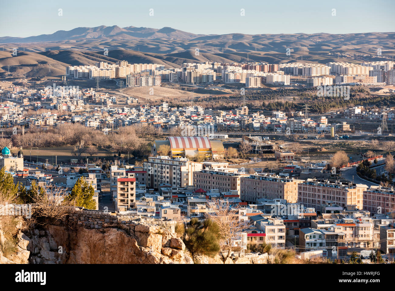 Inizio inverno mattina vista collina della città e blocchi di appartamenti, Borujerd, Lorestan Provincia, Iran Foto Stock