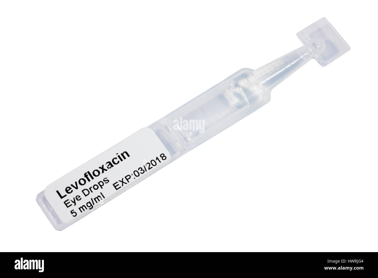 Oftaquix 5mg/ml Levofloxacin in dose singola collirio 0,3 ml fiala / ampolla / capsula / pipetta contagocce / isolato su uno sfondo bianco Foto Stock
