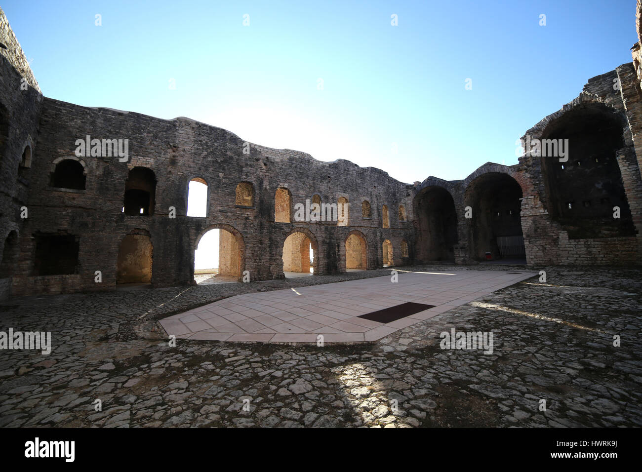 Cortile interno di un antico fortilizio della I Guerra Mondiale chiamato Forte Interrotto vicino a Asiago città nel Nord Italia Foto Stock