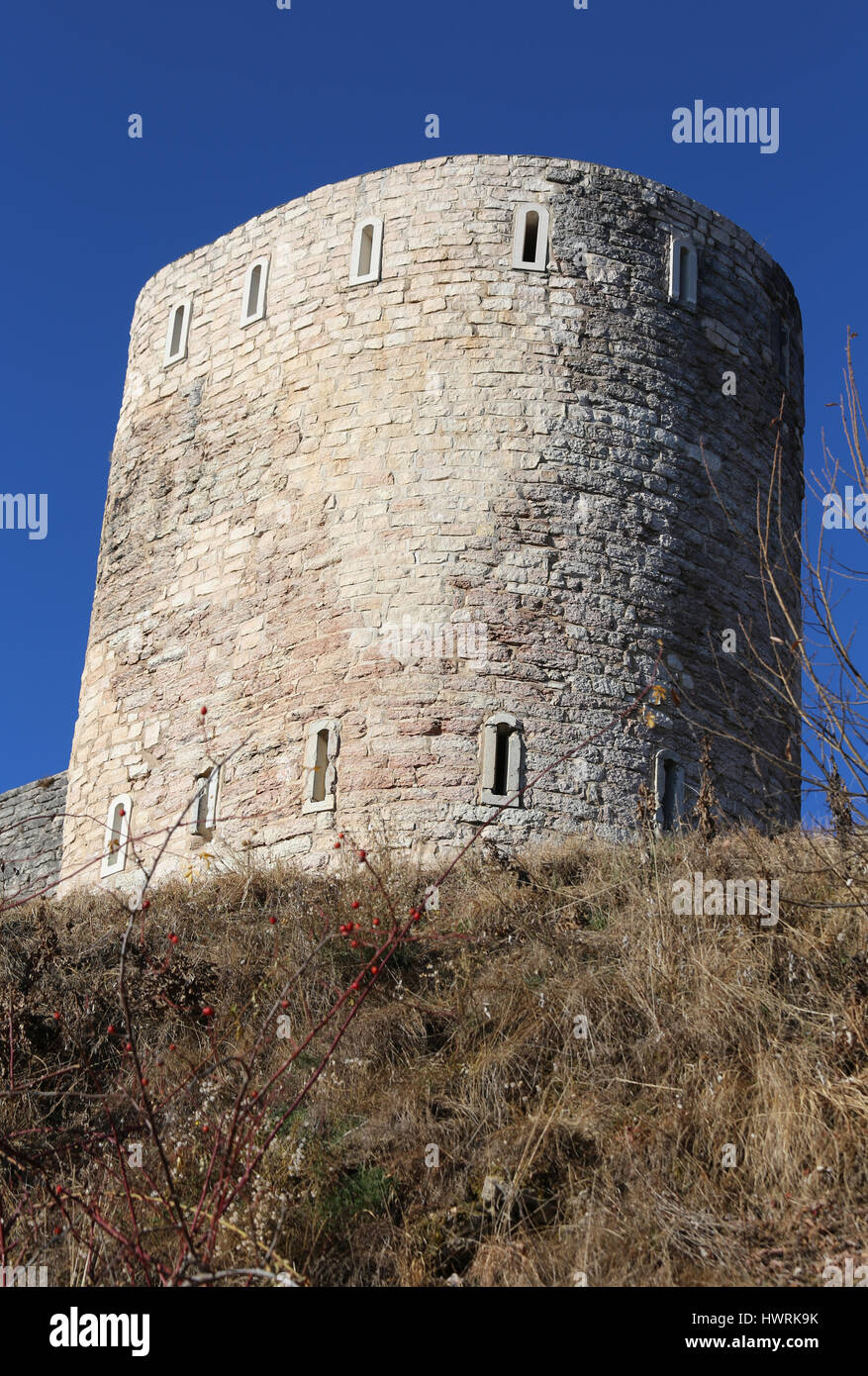 Torre di avvistamento dei ruderi di un antico fortilizio utilizzata dai soldati durante la Prima Guerra Mondiale nei pressi della città di Asiago in Italia Foto Stock