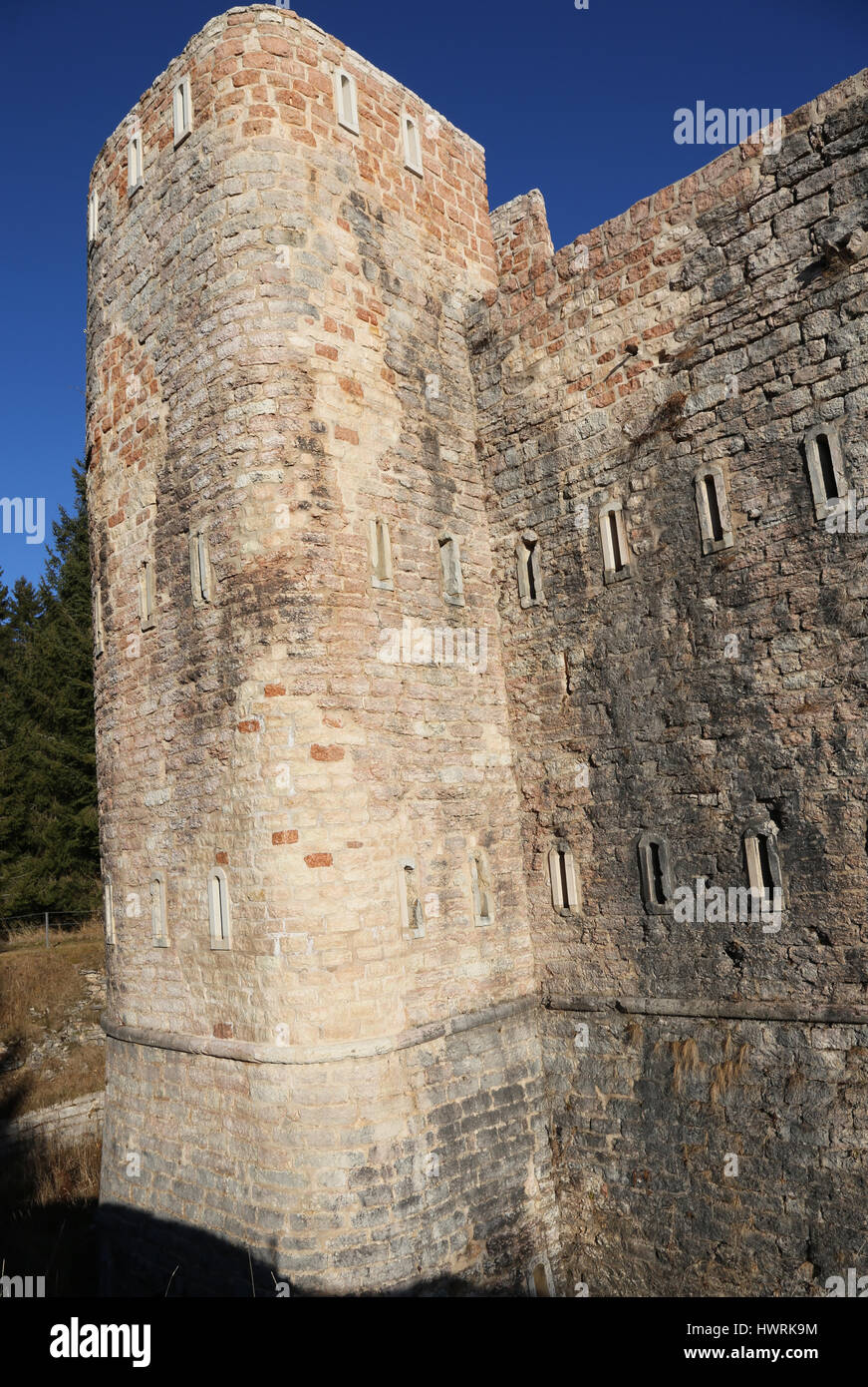 Torre di avvistamento di un antica rocca utilizzata dai soldati durante la Prima Guerra Mondiale vicino a Asiago città del Nord Italia Foto Stock