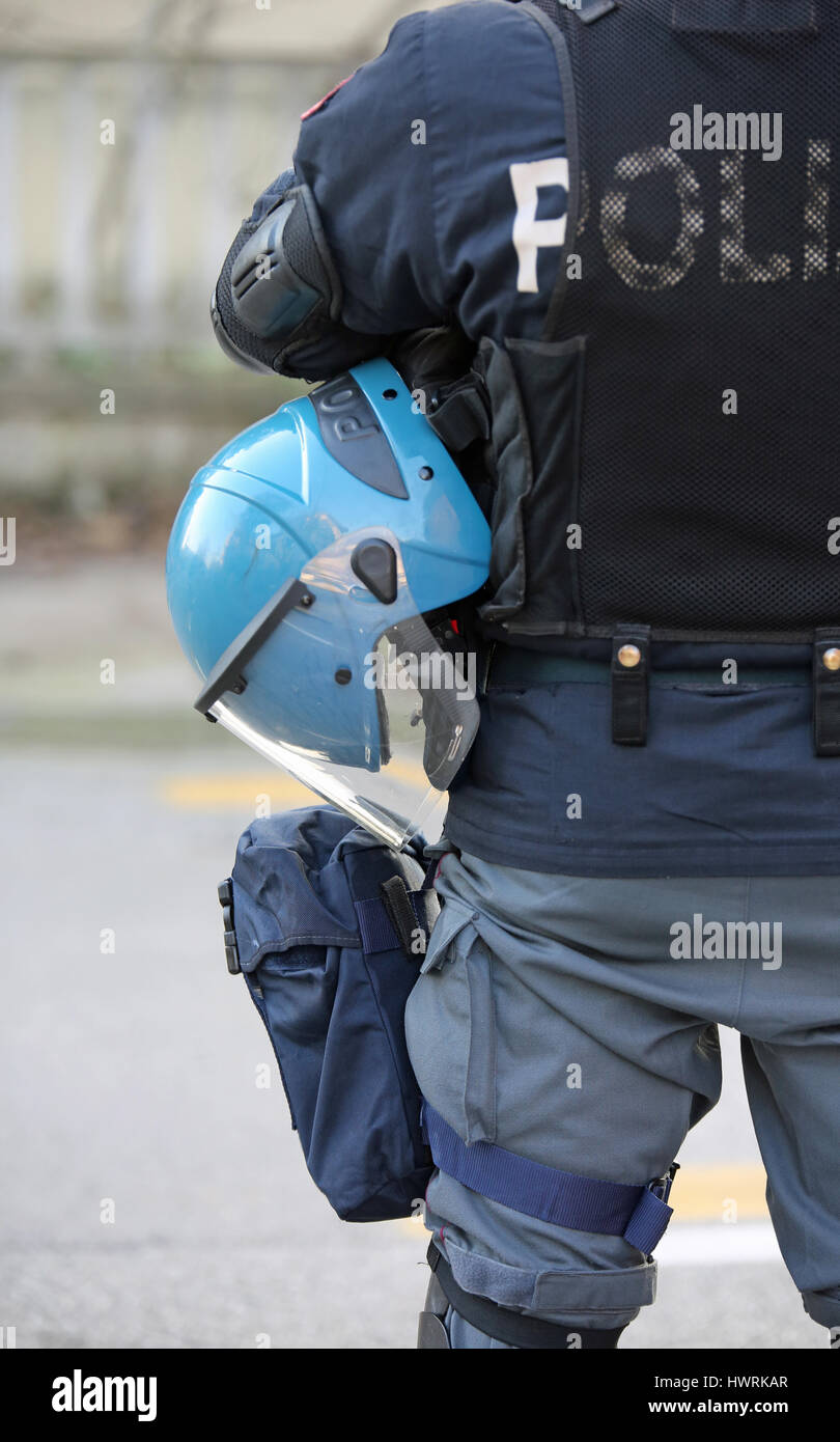 Caschi di poliziotto durante un anti-terrorismo fuori controllo dello stadio Foto Stock