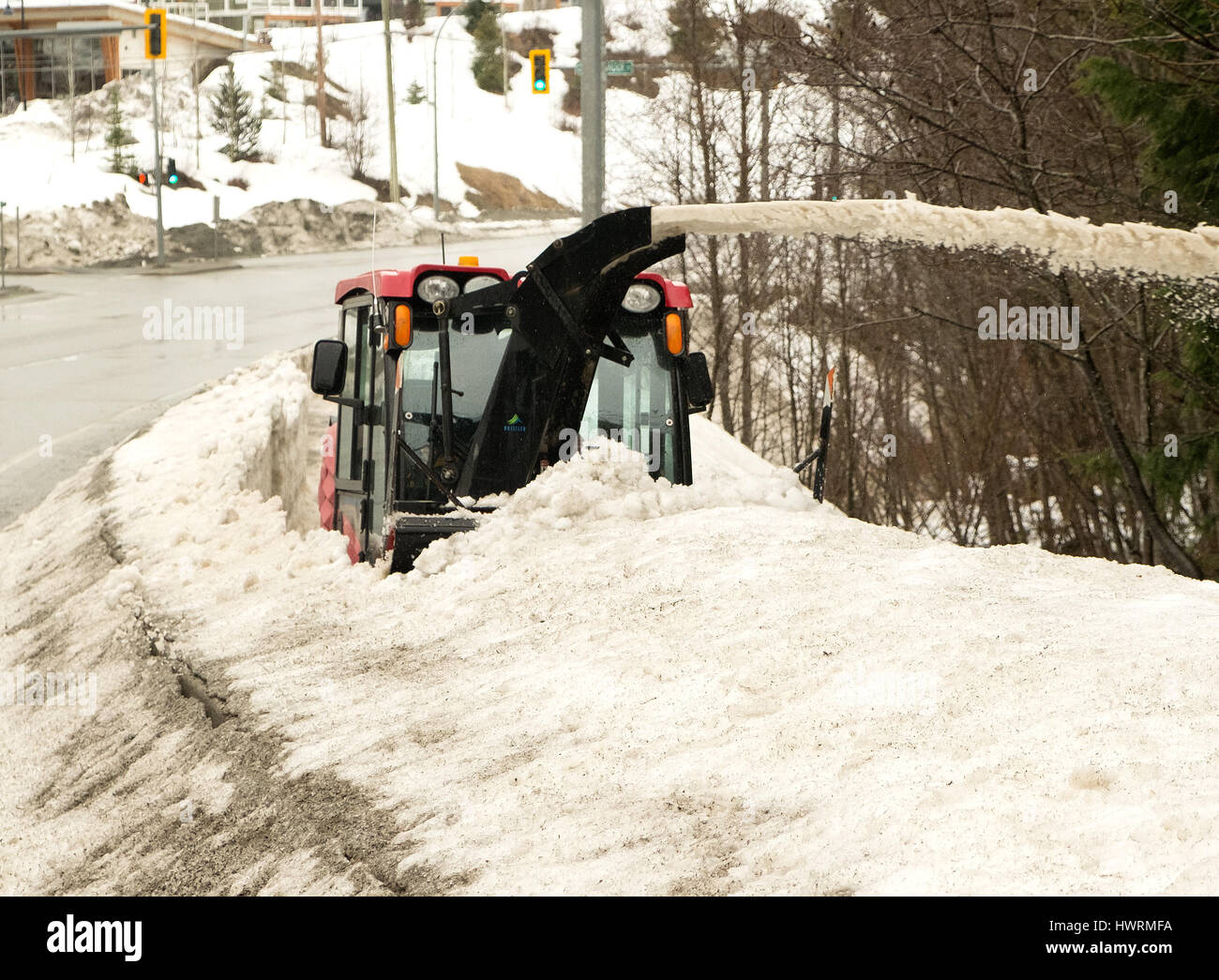 Whistler sgombero neve membri dell equipaggio Wes Wolfert cancella una sezione del Valley Trail vicino a Rainbow. Whistler BC, Canada. Foto Stock