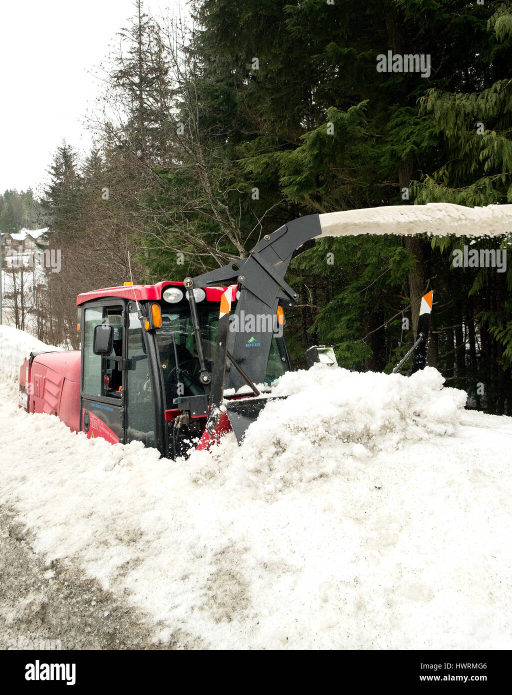 Whistler sgombero neve membri dell equipaggio Wes Wolfert cancella una sezione del Valley Trail vicino a Rainbow. Whistler BC, Canada. Foto Stock