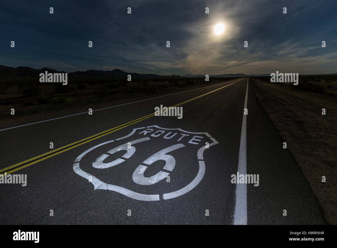 Route 66 segno con la luna piena in California Mojave Desert. Foto Stock