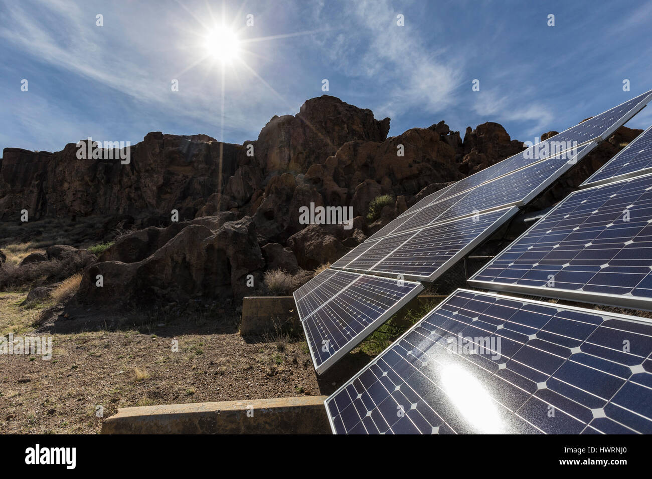 Deserto sole che splende sul sistema solare in corrispondenza degli anelli Informazioni di Trail Center di Mojave National Preserve nella California Meridionale. Foto Stock
