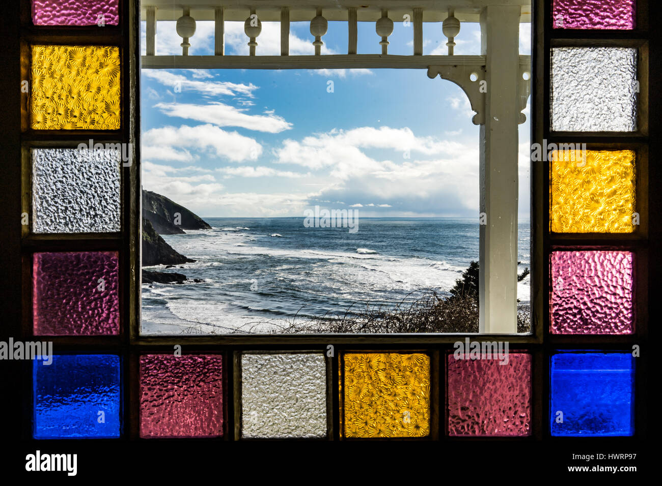 Una vista della costa dell'Oregon del Pacifico fuori dalla Heceta Head Light Station Bed and Breakfast 's vetrate porta anteriore. Foto Stock