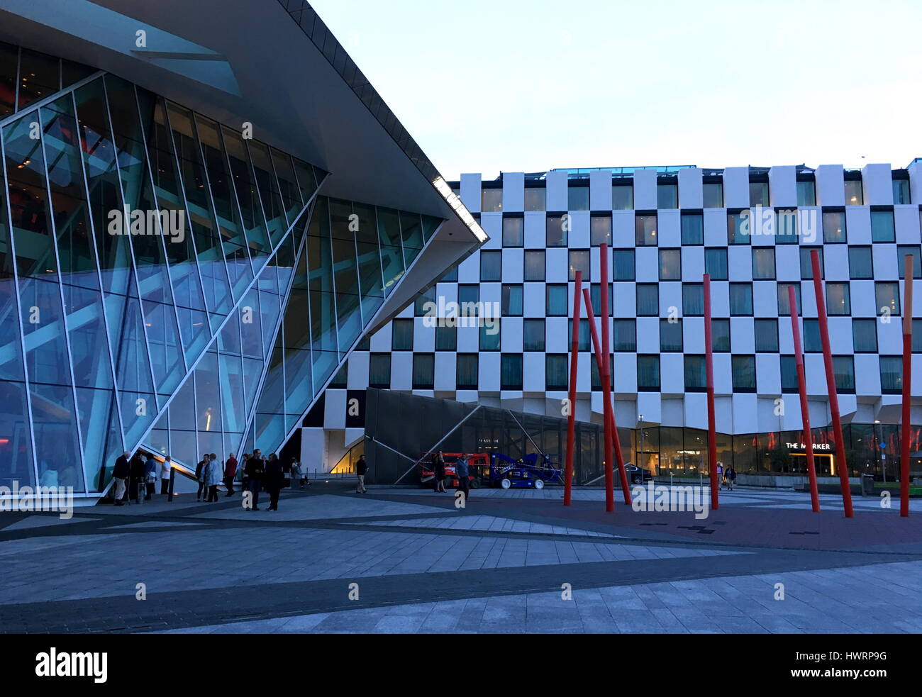 Facciata del Bord Gais theatre a Dublino, in Irlanda la sera con architettura moderna edificio accanto ad esso Foto Stock