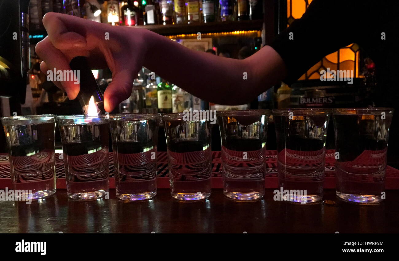 Tequila scatti essendo impostato sul fuoco al bar durante una notte a Dublino, Irlanda Foto Stock