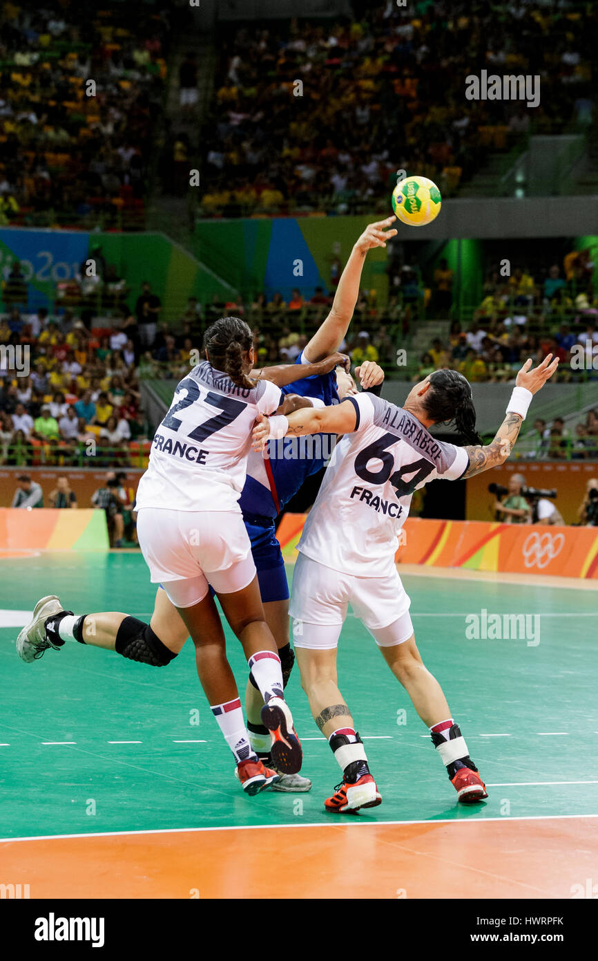 Rio de Janeiro, Brasile. 20 agosto 2016 Estelle Nze Minko (FRA) #27 e Alexandra Lacrabère (FRA) #64 competere nel femminile pallamano medaglia d oro corrispondono Foto Stock