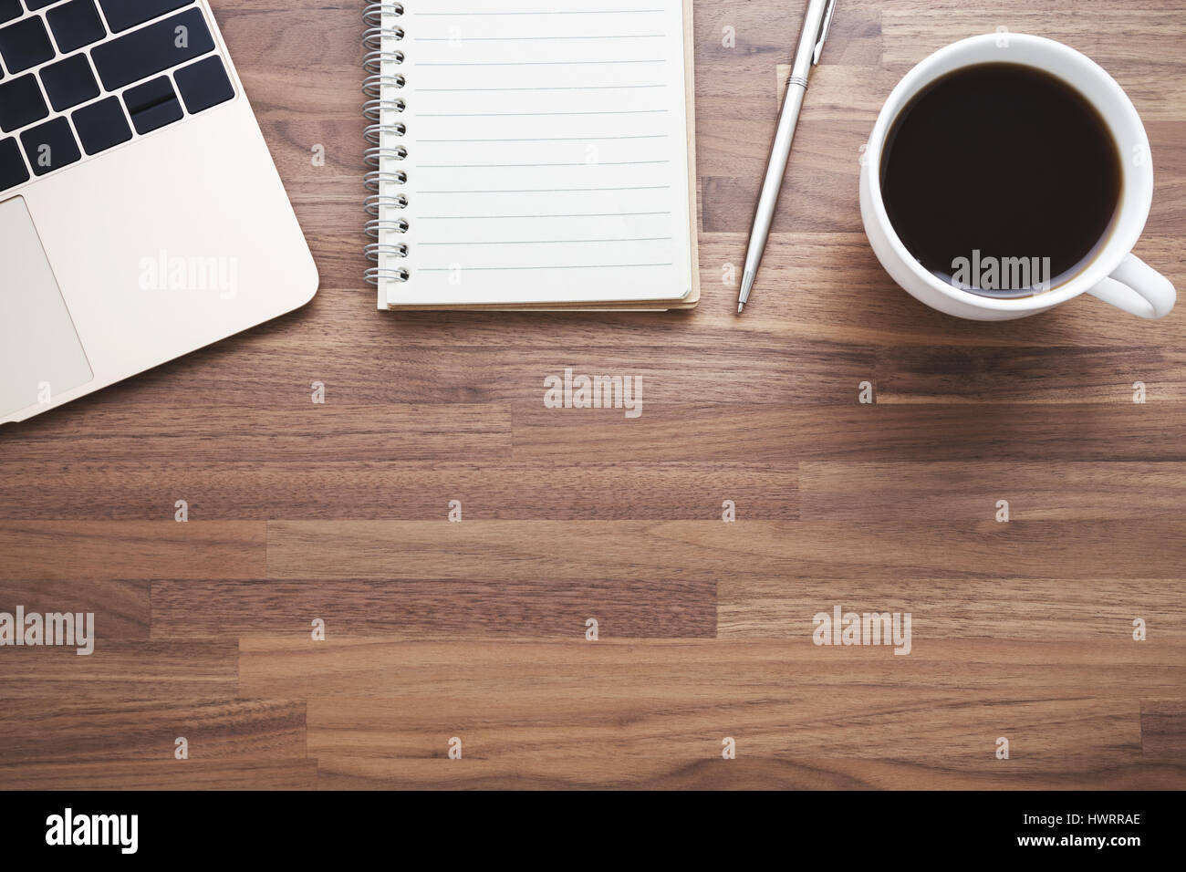 Ufficio moderno scrivania con laptop e notebook e la tazza di caffè laici piatta Foto Stock