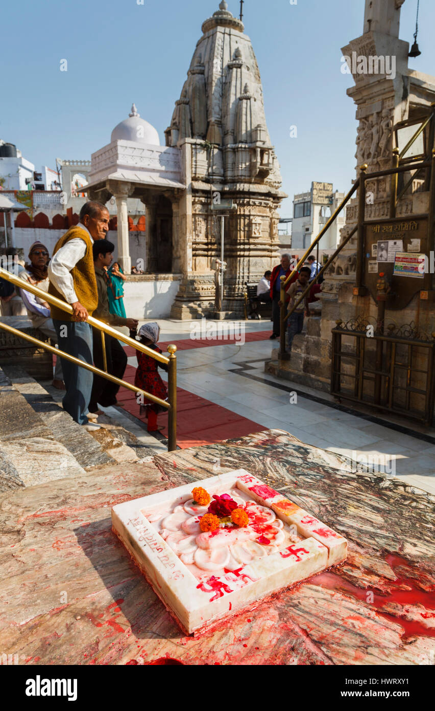 Fiore di loto carving, calendula offerte e dipinte di rosso svastiche, Jagdish Temple, un tempio indù di Udaipur, lo stato indiano del Rajasthan, India Foto Stock