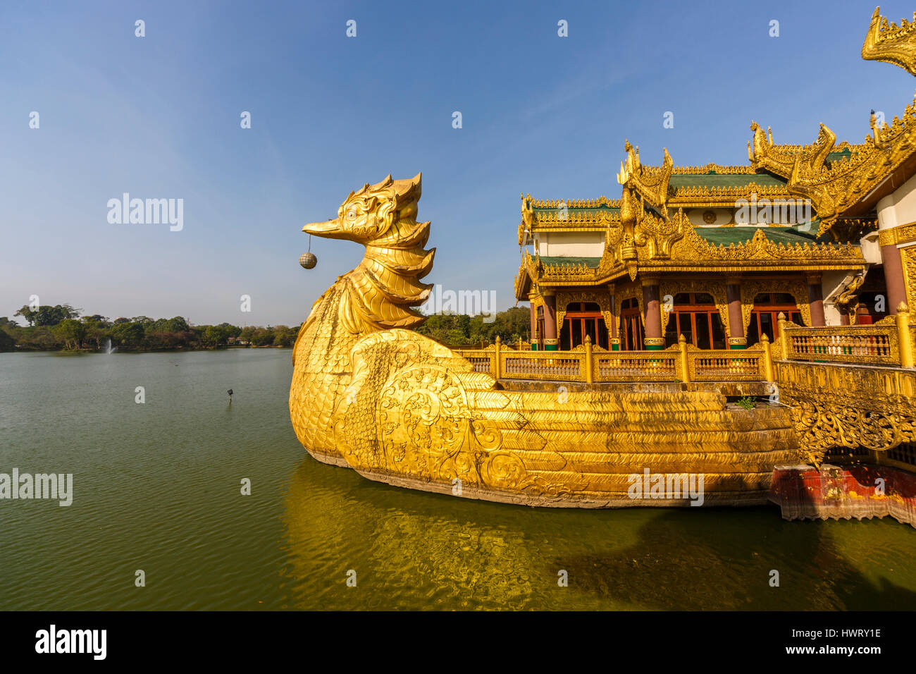 L'iconico Karaweik Chiatta sul lago Kandawgyi, Yangon (Rangoon), Myanmar (Birmania) in una giornata di sole con cielo blu Foto Stock