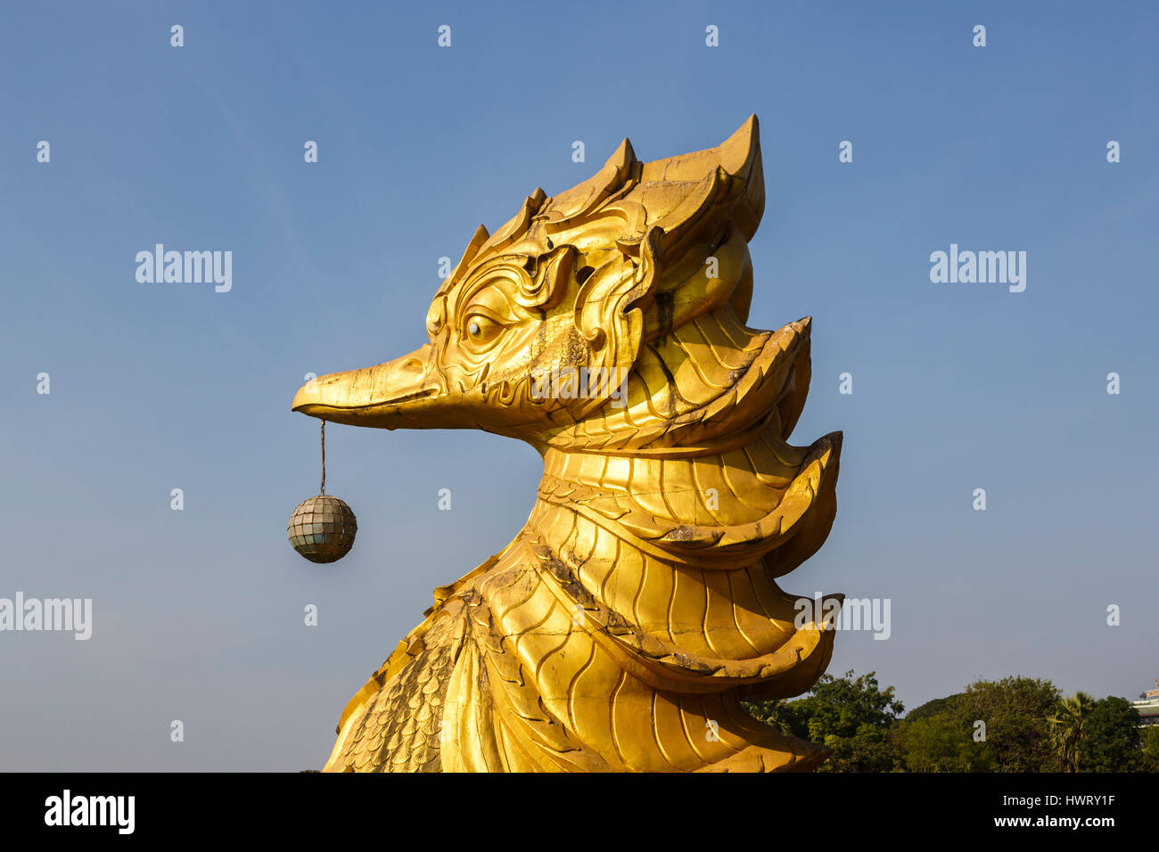Testa di drago a prua dell'iconico Karaweik Chiatta sul lago Kandawgyi, Yangon (Rangoon), Myanmar (Birmania) Foto Stock