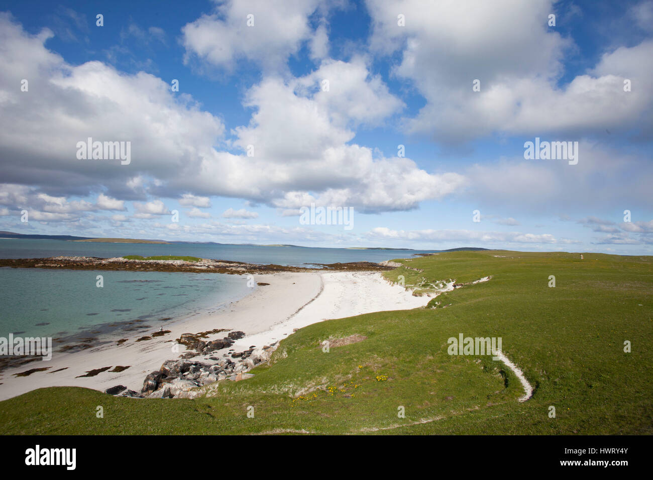 Conchiglia piccola spiaggia ricco sull'estremità meridionale del Borve Berneray, con vicino turfed machir a destra Foto Stock