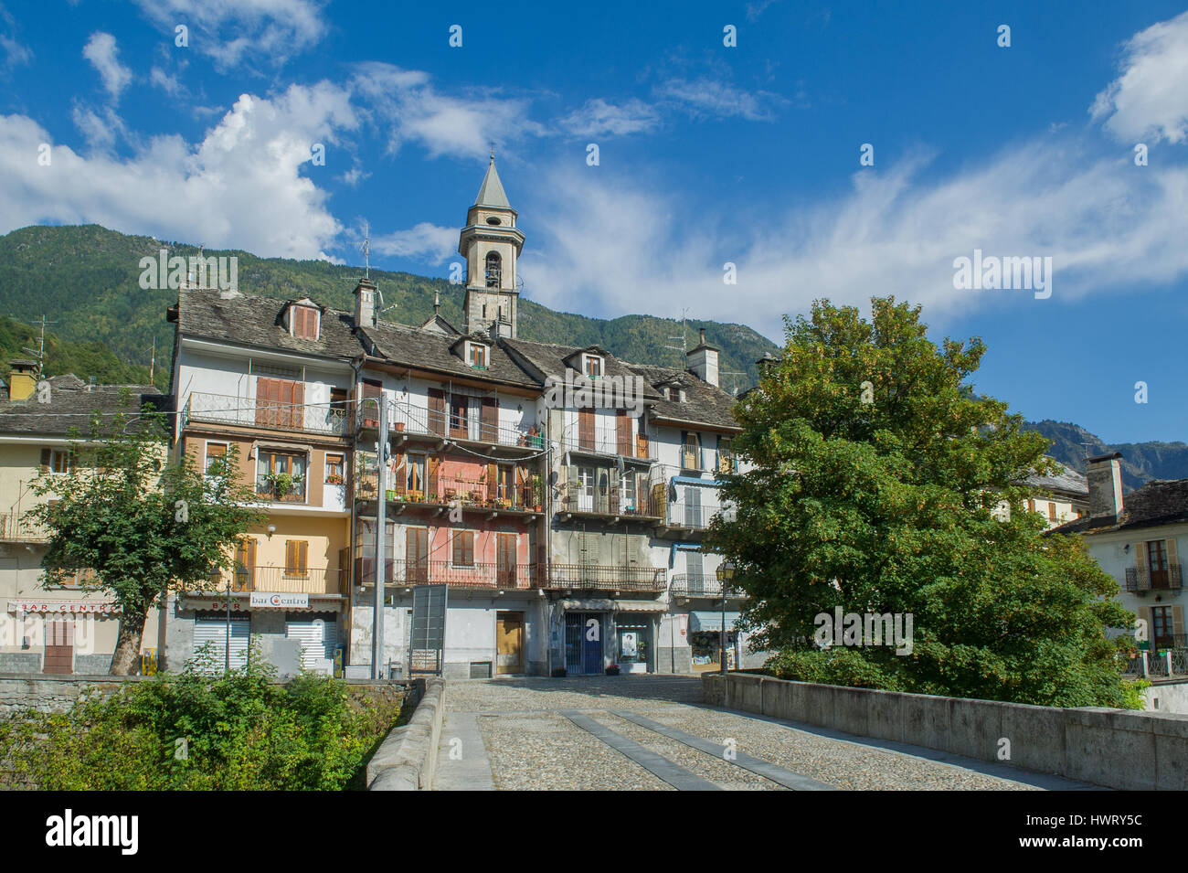 Vista di un vecchio italiano città di montagna, Varzo, Italia Foto Stock