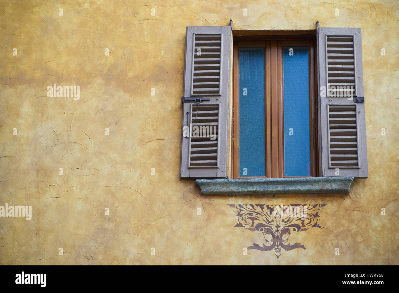 Belle finestre decorate in nord Italia Foto Stock