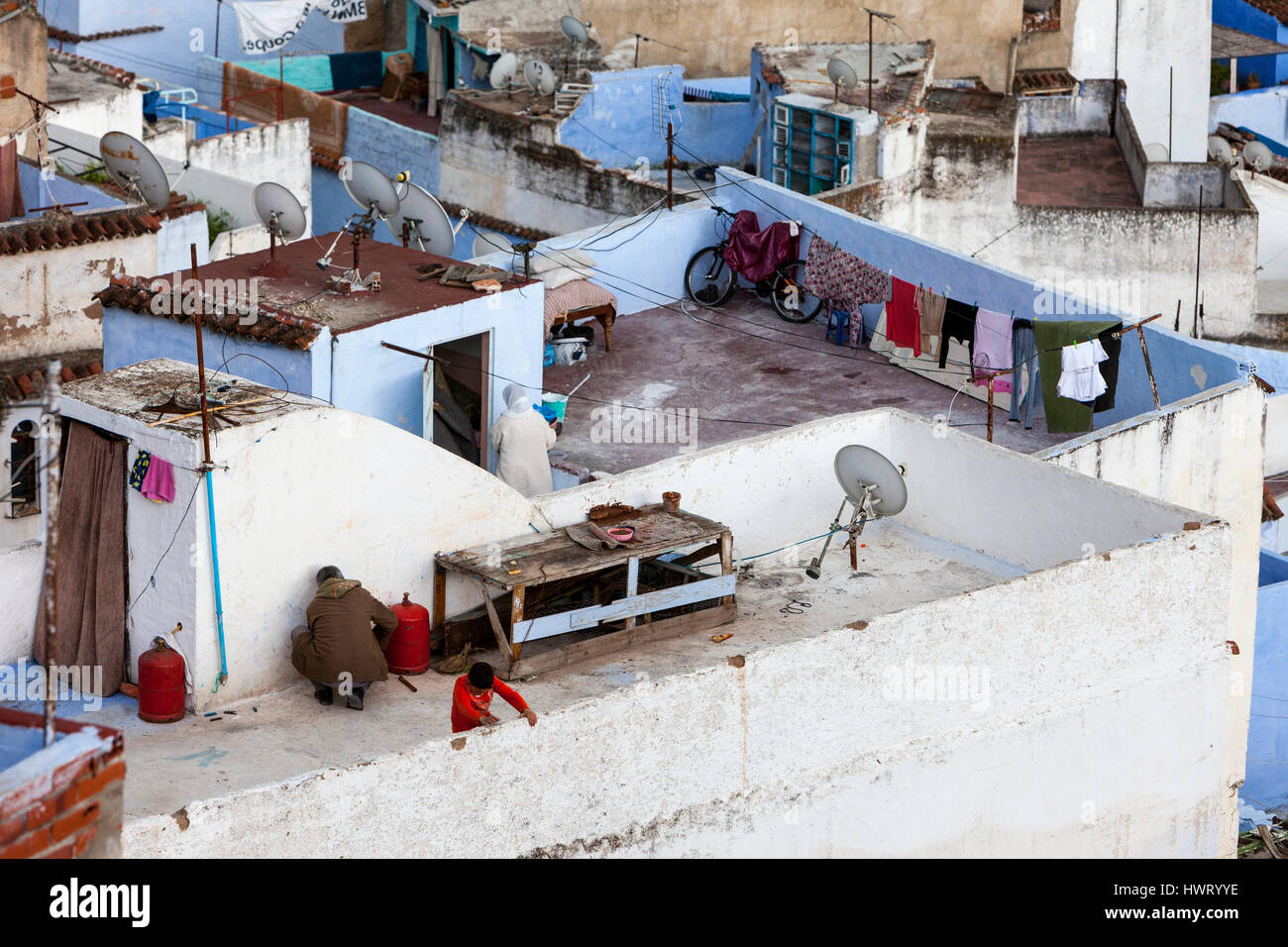 Chefchaouen, Marocco. Vista dei tetti vicini, con molti TV satellitare piatti. Foto Stock