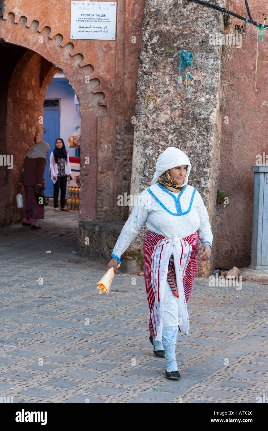 Chefchaouen, Marocco. Di mezza età donna berbera in abito tradizionale. Foto Stock
