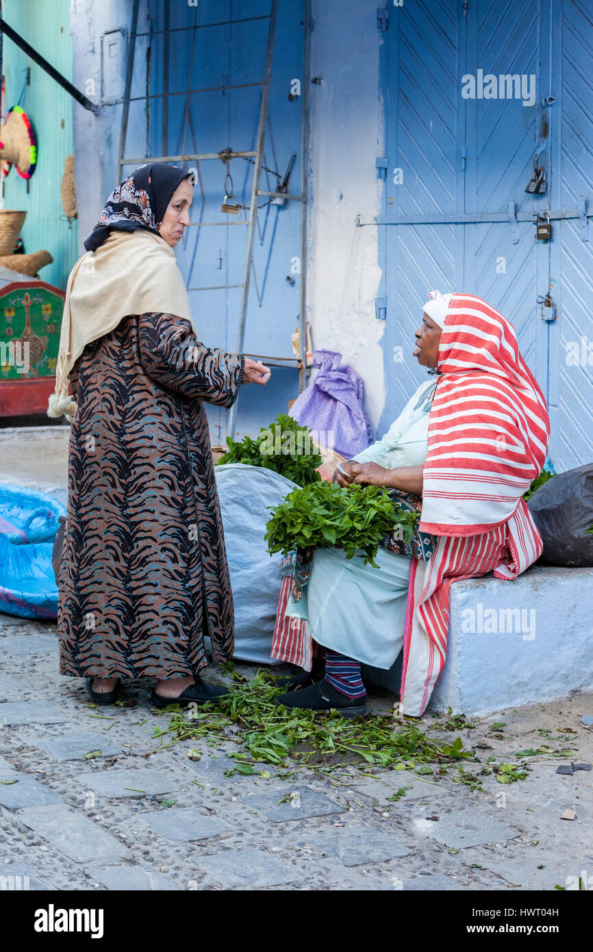 Chefchaouen, Marocco. Le donne parlano in Mercato, Berber e etnie Africane. Foto Stock