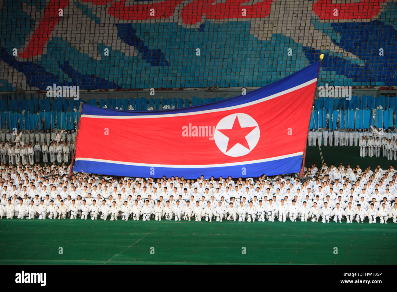 Persone che svolgono con la Corea del Nord a bandiera Rungnado giorno di maggio Stadium durante Arirang festival Foto Stock